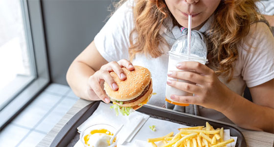 الوجبات السريعة تضعف الطاقة الذهنية
